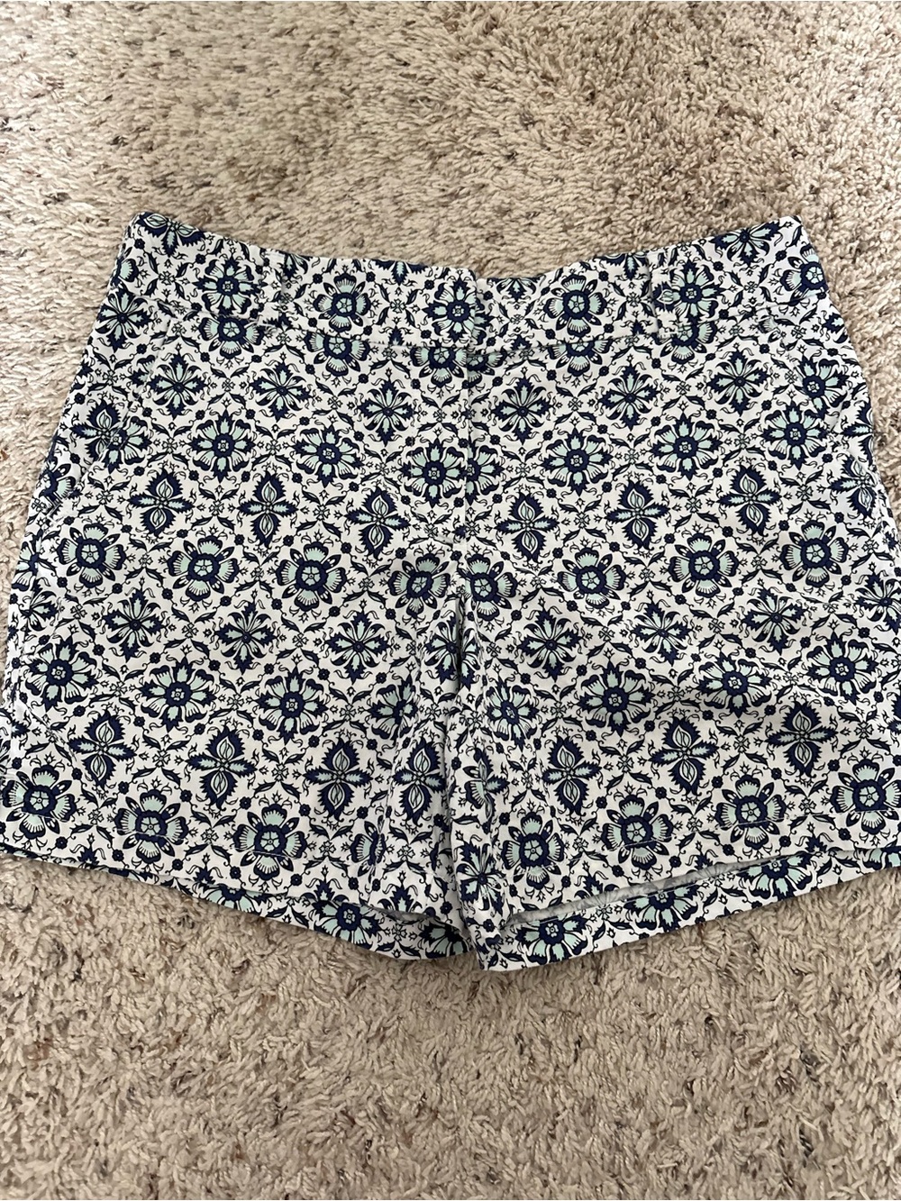 LOFT Outlet Floral Blue/White Shorts Size 8 Casual Chino Summer Women’s EUC